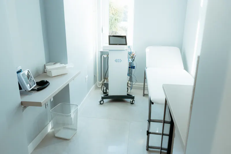 Prostorija s EKG uređajem i ležajem za pregled