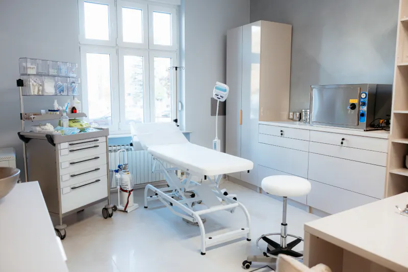 Ordinacija za manje zahvate s ležajem, sterilizatorom i kolicima s medicinskim materijalom